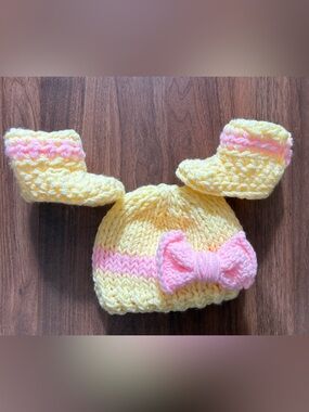New! Newborn Handmade Yellow Knit Baby Hat with Pink Bow and Booties